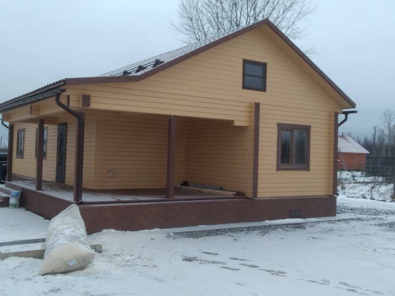Закончено строительство дома и гаража из сухого профилированного бруса в Архангельской области на берегу Онеги.
