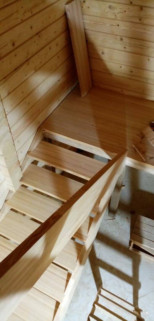 Монтаж недорогой лестницы в деревянном доме