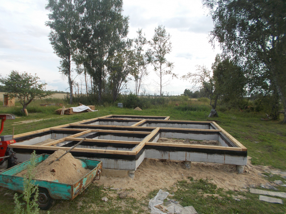 Подготовлен фундамент для строительства дома из профбруса в Калужской области