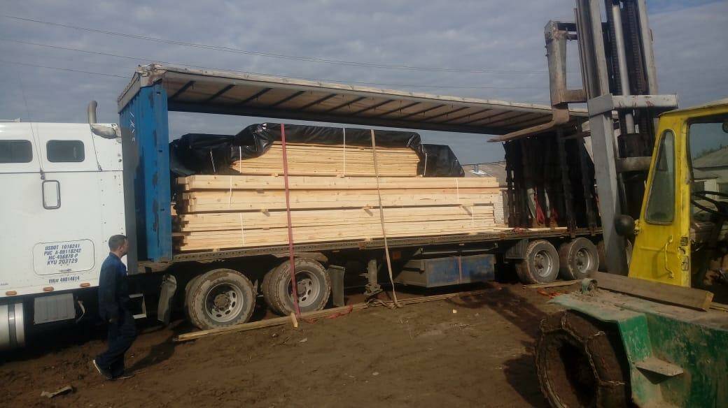 Грузится машина с профилированным брусом 143х140 для строительства дома в Калужской области