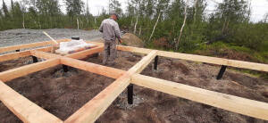 Подготовка свайно-винтового фундамента для строительства домиков из клееного бруса в г. Норильске