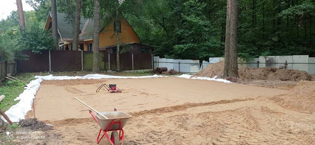 трамбовка песка на фундаментных работах