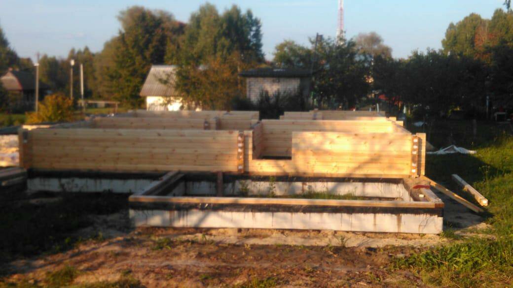 Открытие оконных проемов на объекте строительства дома из профилированного бруса в Калужской области